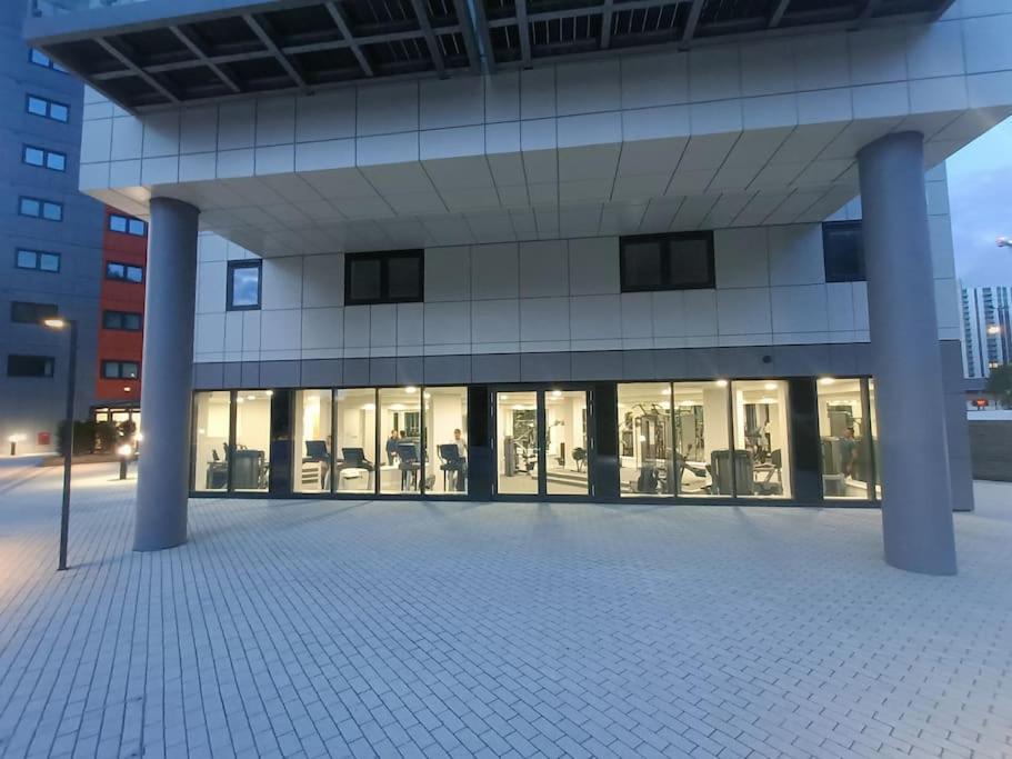 Snuggle Inn - Riverside Apartments - Views Over Looking London River Thames, Close To O2 Arena, London Excel, London City Airport, Thames Clipper- River Boat Service, Woolwich Ferry, Onsite Parking, Twin Room Option Available Εξωτερικό φωτογραφία