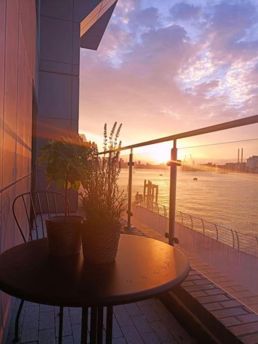 Snuggle Inn - Riverside Apartments - Views Over Looking London River Thames, Close To O2 Arena, London Excel, London City Airport, Thames Clipper- River Boat Service, Woolwich Ferry, Onsite Parking, Twin Room Option Available Εξωτερικό φωτογραφία